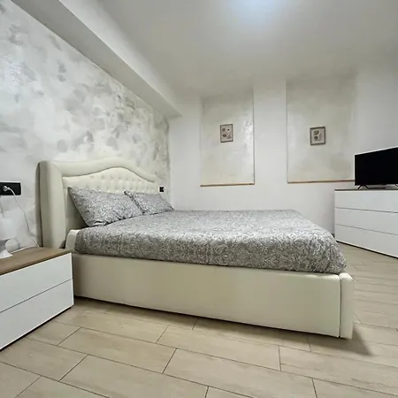 Simona Francshouse *